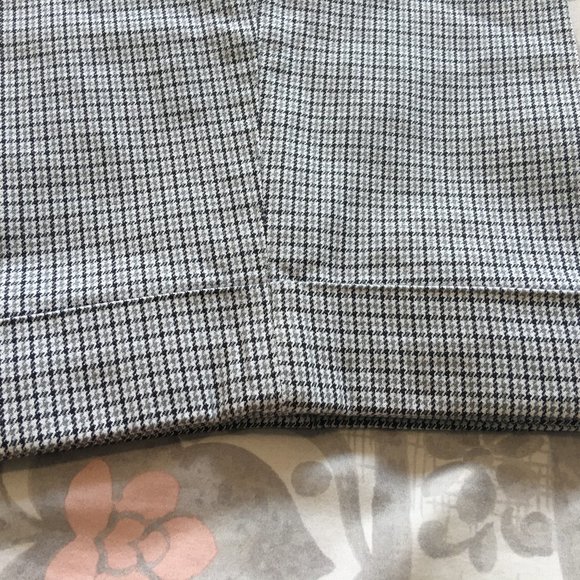 3 for $30 Uniqlo Women cotton tucked tapered pants - Picture 5 of 5